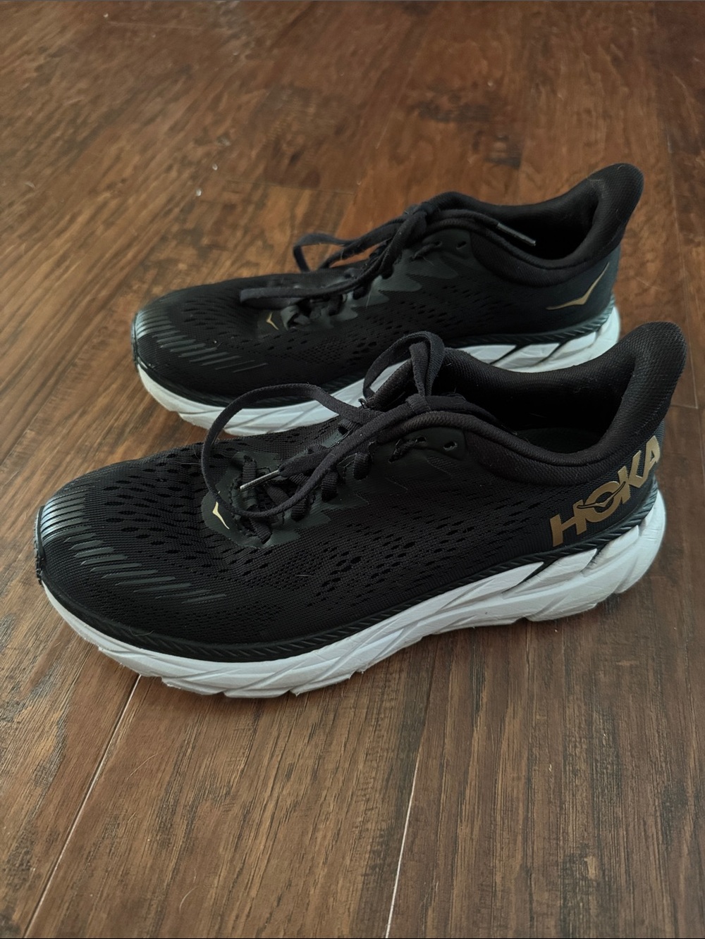 HOKA ONE ONE CLIFTON 7 BLACK SIZE 8.5